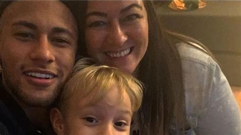 Neymar und seine heiße freundin bruna marquezine. Fußballstar Neymar: Dieser süße Blondschopf ist sein Sohn ...