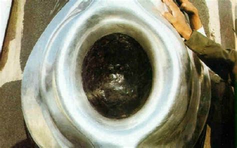 Keunikan dari batu hajar aswad adalah aromanya yang khas dan awet bahkan semenjak diturunkannya. KEAJAIBAN HAJAR ASWAD - Travel Umrah | Munir Imani