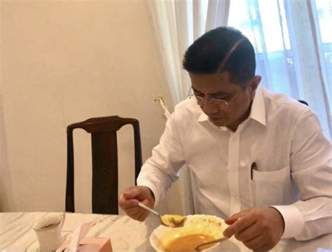 Menteri perdagangan antarabangsa dan industri, datuk seri mohamed azmin ali berucap sambil ditemani calon perikatan. Rupanya Azmin Ali Ni Family Man. Sempat Balik Sarapan Di ...