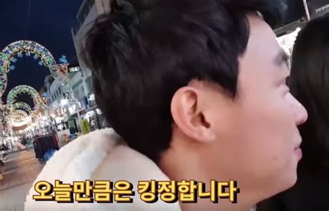 4k00:29머리 위로 손을 잡고 침대에 누워 있는 동성 커플을 사랑하는 남성 커플이 함께 키스를 하는 머리 위. 빡빡이에서 가발 쓰자마자 '핵짱잘'로 변신해 여심 휩쓸고 ...