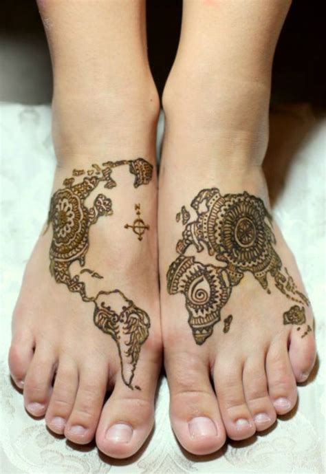 Henna tattoo selber machen, silberner ring mit steinchen, füße mit braunem henna verzieren, mehndi. Pin auf Henna tattoo selber machen