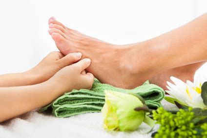 Die massage der akupressurpunkte soll durch stimulation sogenannter meridiane unsere körperenergien regulieren und uns somit in balance zu bringen. Akupressurpunkte auf dem Fuß helfen gegen viele Probleme