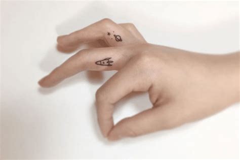 Đây có vẻ là suy nghĩ của rất nhiều các bạn đã và đang có ý tậu một hình xăm mini và không ít người đã một hình ảnh có thể nói hơn một ngàn chữ, một hình xăm đơn giản có thể được đóng gói với rất nhiều ý nghĩa. Hình Xăm Nhỏ Dễ Thương Nhất ️ Tattoo Mini Nữ Cute