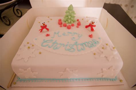 Roll up around the rolling pin, brush the marzipan layer lightly with water then unravel the icing onto the cake. Xmas Square Cake Fondant Ideas / Square Christmas Cake ...