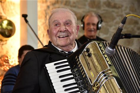 As a child, quim barreiros drank the musical teachings of the great minho tradition: Quim Barreiros celebra 100 anos do pai com festa de 30 mil ...