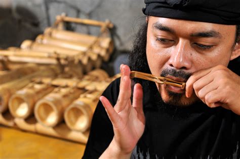 Alat musik tradisional ini termasuk komponen utama dalam tembang sunda atau mamaos cianjuran. Mengenal 12 Alat Musik dari Jawa Barat yang Khas dan Menarik