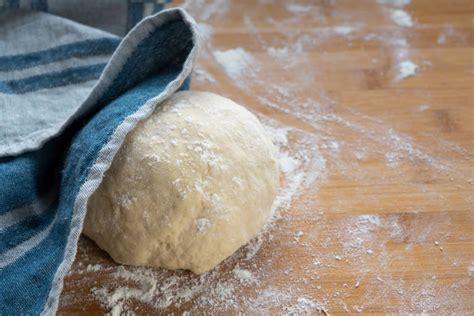 Per fare la pizza senza impasto per prima cosa in una ciotola mettete la farina, il sale e il lievito di birra secco, l'olio e l'acqua. Come congelare un impasto lievitato (prima o dopo la ...