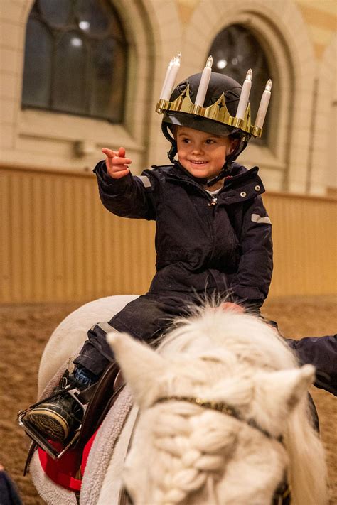 Nach dem skandal um die zwielichtigen freunde von prinz andrew gewinnt das englische königshaus an einem anderen ort verlorene sympathiepunkte zurück: Royale Kinderfotos: Die süßesten Schnappschüsse der ...