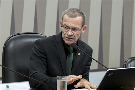 Algumas pessoas postaram a foto da nossa família e indagaram se aquele era um modelo que o. Senador questiona Aras por manifesto pró-cura gay: "Eu sou ...