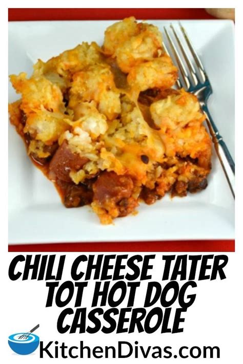 Topp med tater tots i ett enda lager. This Chili Cheese Tater Tot Hot Dog Casserole is ...