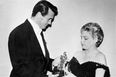 Simone signoret est une actrice française née le 25 mars 1921 à wiesbaden en allemagne, sous mais la consécration viendra plus tard : Simone Signoret reçoit l'Oscar de la meilleure actrice