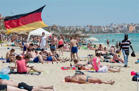 Zwischen ballermann 4 und ballermann 8 reihen sich auf insgesamt einen kilometer strandpromenade viele bars, kneipen und. Mallorca: Deutscher Tourist nahe Ballermann 6 ertrunken ...