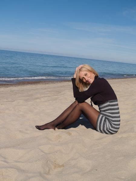 Dirty peaches in nylons brought to you by xxxbunker.com. nylon panosundaki Pin
