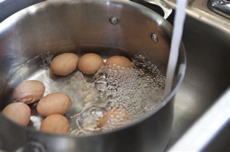 Ada orang yang menyimpan telur di dalam kulkas maupun di pantry dapur. Kaedah Tepat Memasak Telur Rebus Mengikut Waktu Yang ...