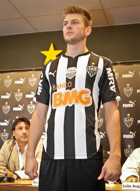 Estádio raimundo sampaio, belo horizonte. Atlético Mineiro presentó sus nuevas camisetas Puma para 2014