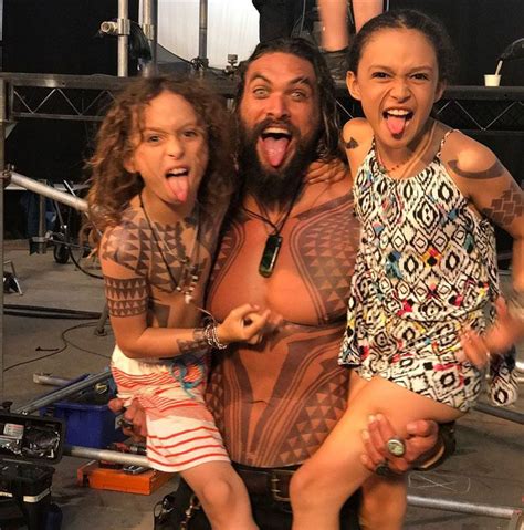 Mother, father, siblings, wife and kids. 14 fois où Jason Momoa s'est foutu de la gueule des gars ...