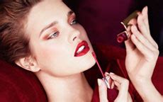 Il rossetto, comunemente utilizzato per applicare colore sulle labbra, non è sempre stato l'unica soluzione per donare colore alle labbra. Penelope Pink: il rossetto ispirato a Penelope Cruz