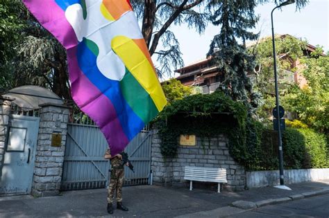 Queste rappresentanze includono un' ambasciata a roma e consolati a ascoli piceno, bari, catania, firenze, genova, livorno, napoli e sassari. Milano, sit-in dei Radicali davanti al Consolato russo: "I ...