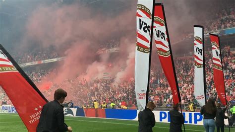 Hollanda eredivisie'de şampiyon psv oldu. Opkomst PSV-Ajax : 15/4/2018 : 3-0 : Sfeeractie + Pyro #24 - YouTube