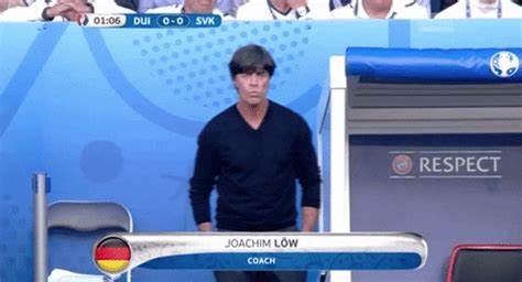 I'd like to introduce our new team member philipp and to thank philipp for his generous gift of 2 euros which he handed me outside this morning. Joachim Löw describió cómo será el Alemania vs Chile por ...