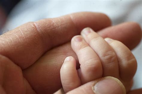 jlk kleine hand | Nederland Amersfoort baby hand vingers ...