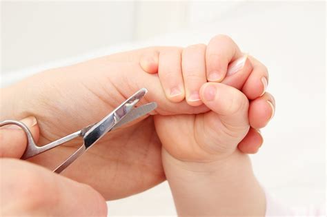 So können sie noch nicht an sich rumzupfen und dabei die gefahr besteht, dass. Ab wann muss ich meinem Baby die Nägel schneiden ...