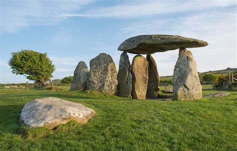 A circle of very large stones built in ancient times in southern england: Megalith - Bedeutung und Beispiele von Megalithstrukturen ...