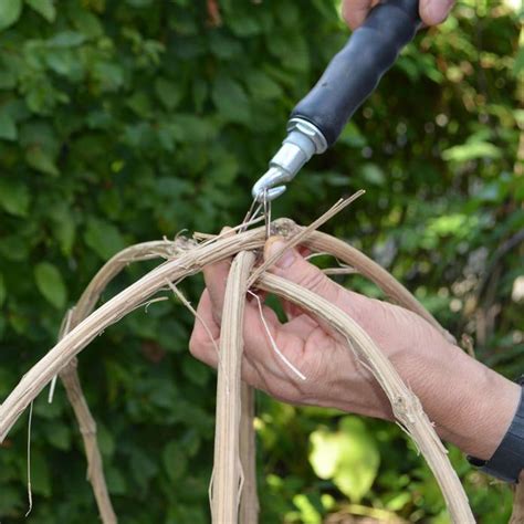 Im frühjahr konzentriert sich der gärtner bei der gartenpflege ganz darauf, den garten aus seinem winterschlaf zu erwecken. Dekokugeln aus Clematisranken selber flechten in 2020 (mit ...