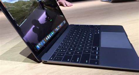 Ya, macbook air memiliki desain laptop yang lebih tipis dibandingkan macbook pro. Apple Rilis Macbook Air 12 Inci, Ini Harga Termurah ...