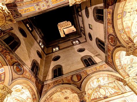 Dai resti del teatro di età romana conservati nel sottosuolo, si passa ai sontuosi ambienti dei quartieri monumentali decorati da celebri artisti del xv e xvi secolo, per giungere infine agli spettacolari affacci panoramici del camminamento di. FIRENZE. PALAZZO VECCHIO. | INTERNO. Palazzo Vecchio ...