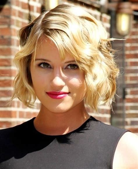 Styling wavy hair can often be difficult, because it's as if your hair doesn't know if it is straight or curly. 20 Best Short Wavy Haircuts for Women - PoPular Haircuts