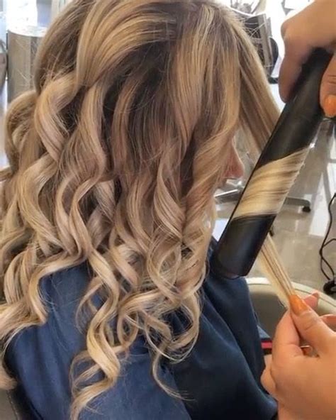 Arbeiten sie zunächst etwas hitzeschutz in die haare ein, um sie vor schäden zu schützen. So einfach gehen Locken mit dem Glätteisen - GLAMOUR ...