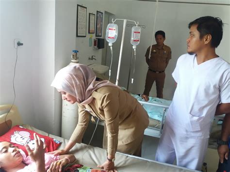 Seorang koresponden kantor berita prancis, afp, merekam gambar pekerja bantuan berhelm putih di halaman rumah sakit yang penuh dengan jasad. 45+ Gambar Orang Kecelakaan Di Rumah Sakit Terlengkap - Koleksi Gambar Keren