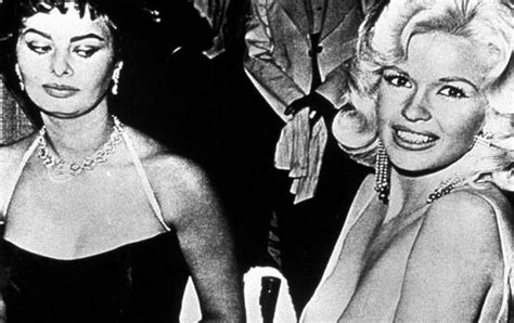A photo is worth a thousand words. Sophia Loren z niesmakiem patrzy w wielki dekolt Mansfield. Po 57 latach skomentowała zdjęcie
