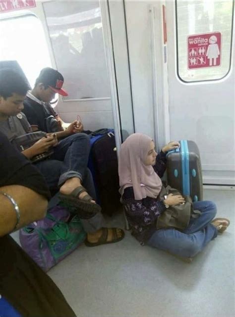 Ini rupanya kau balas kembali semua yang ku beri tak. Masih Ada Lelaki Tak Faham Bahasa Guna Koc Wanita | News ...
