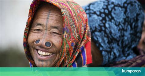 Viral seorang wanita tambal jalan berlubang saat mengisi waktu kosong. Sumbat Lubang Hidung agar Tampak Jelek, Ini Tradisi ...