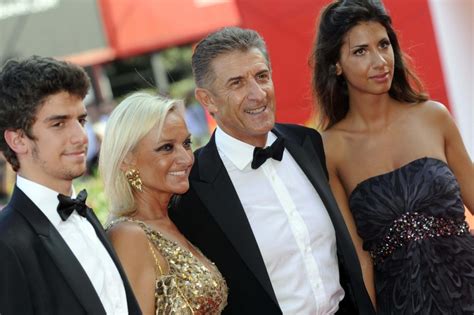 Ezio greggio e la baby fidanzata, 39 anni di differenza (65 lui contro le sue 26 primavere), sono reduci da un incidente in auto. Ezio Greggio e Simona Gobbi | Gossip Fanpage