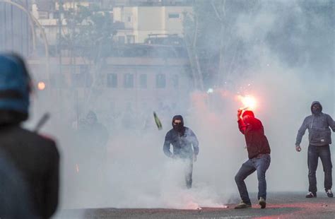 Rupt.ly/subscribe lazio and roma fans gathered outside the stadio olimpico in rome on saturday. Scontri derby Lazio - Roma 25.05.2015 foto [video ...