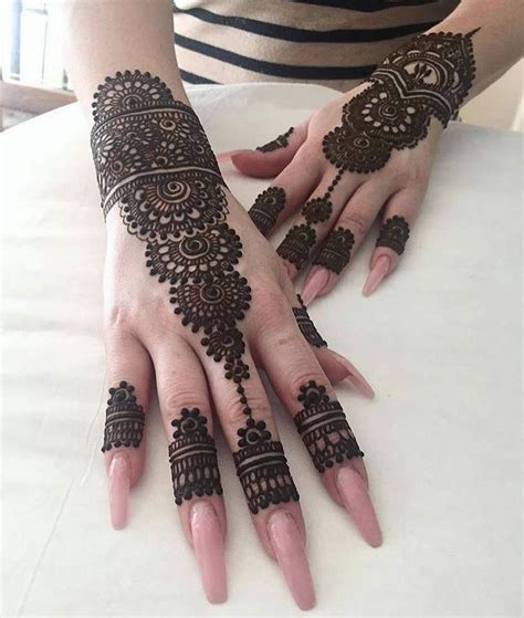 Minimalis dedaun lingkaran bunga trend inai raya 2019. 20 Corak Henna Merah Cantik Terukir Atas Tangan 16 ...