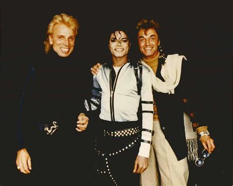 As popular as michael jackson has been it is hard to imagine him challenging artists like madonna since michael jackson assembles these elements better than anyone we may wonder even more. Magier Siegfried Und Roy : Tiger, Tricks, Tragik: Das ...