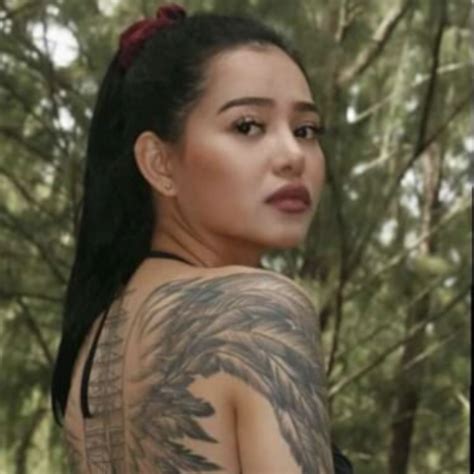 Bella poarch is all set to release her new song inferno.following the success of her first hit song build a b*tch, the tiktoker will now be seen along with streamers ludwig, tommyinnit, and. Pin on Bella poarch