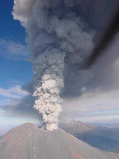 Das durchbrechen der feindlichen linie bei dem ein ausbruch von heiterkeit. Vulkan Popocatépetl in Mexico