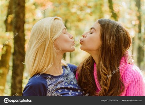 #5 how to kiss a friend via text flirting. Friendly kiss. Girls friends kissing. Girlish friendship ...