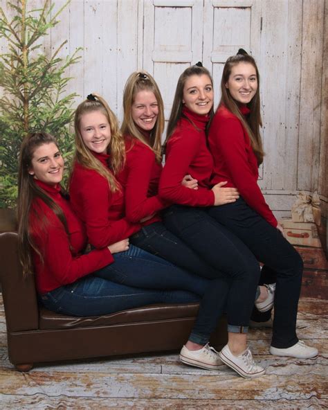 When you can't wear your birthday suit, there are always these ugly christmas via awkward family photos. Total Sorority Move | Awkward family Christmas pictures. TSM.