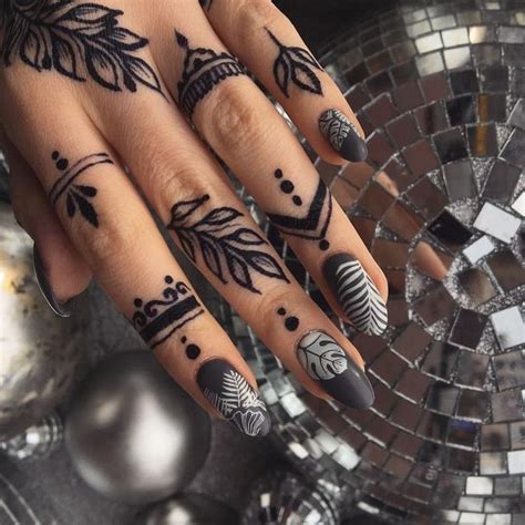 Although rihanna hasn't disclosed what the tattoo means to her and the reason behind getting it inked, people believe that it is a tribute to the people in her life that she loves and the ones who love her. Art 😍 in 2020 | Henna tattoo hand, Hand tattoos, Rihanna ...