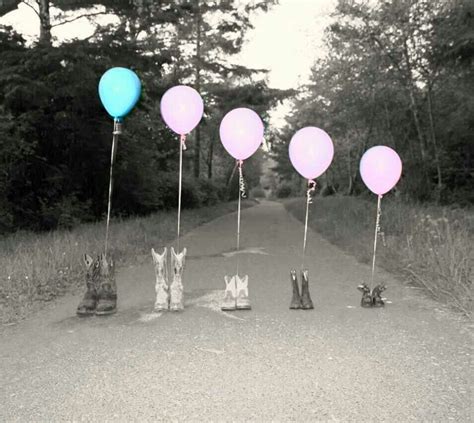 This fun backdrop is great decor and your guests can take if you're good with a bow and arrow, this is a cool way to reveal if the baby will be a boy or a girl. My gender reveal announcement!! Country baby on the way | Fotografie