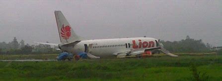 Sebuah lubang yang muncul lebih seperti lesung pipit. Pesawat Lion Air tergelincir di Airport Ngurah Rai Bali ...