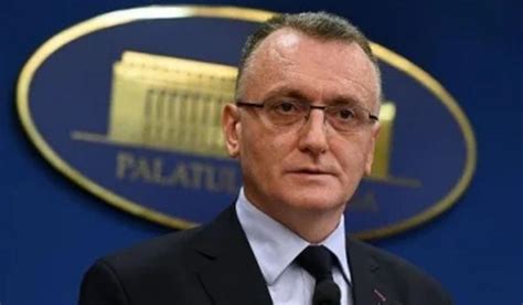 Ministrul educației, sorin cîmpeanu, a intrat în direct, marție seara, la emisiunea sinteza zilei, de la antena 3, pentru un drept la replică față de dezvăluirile făcute de dana budeanu, aflată în platoul aceleiași emisiuni. Sorin Cîmpeanu, reacţie în cazul învăţătorului din Iaşi ...