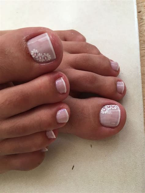 En este año las uñas de los pies tienen una decoración un poco más elegante, el rosa con el negro es una buena opción, las figuras de uñas con puntos y rosas también salen a la vista como uno de los diseños de uñas para pies que se suelen ver. Imagen sobre Arte de uñas de pies de Vicky Bettencourt en Pintado de unas | Diseños de uñas pies ...