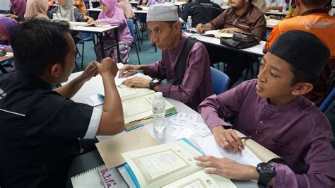 Kelas alquran jb atau pusat pengajian alquran al baghdadi adda heights jb membantu muslimin dan muslimat seawal 7 hingga 70 tahun, mengenal, membaca dan memahami al quran sepantas 3 bulan pertama. KELAS PENGAJIAN AL-QURAN ORANG PEKAK - YouTube